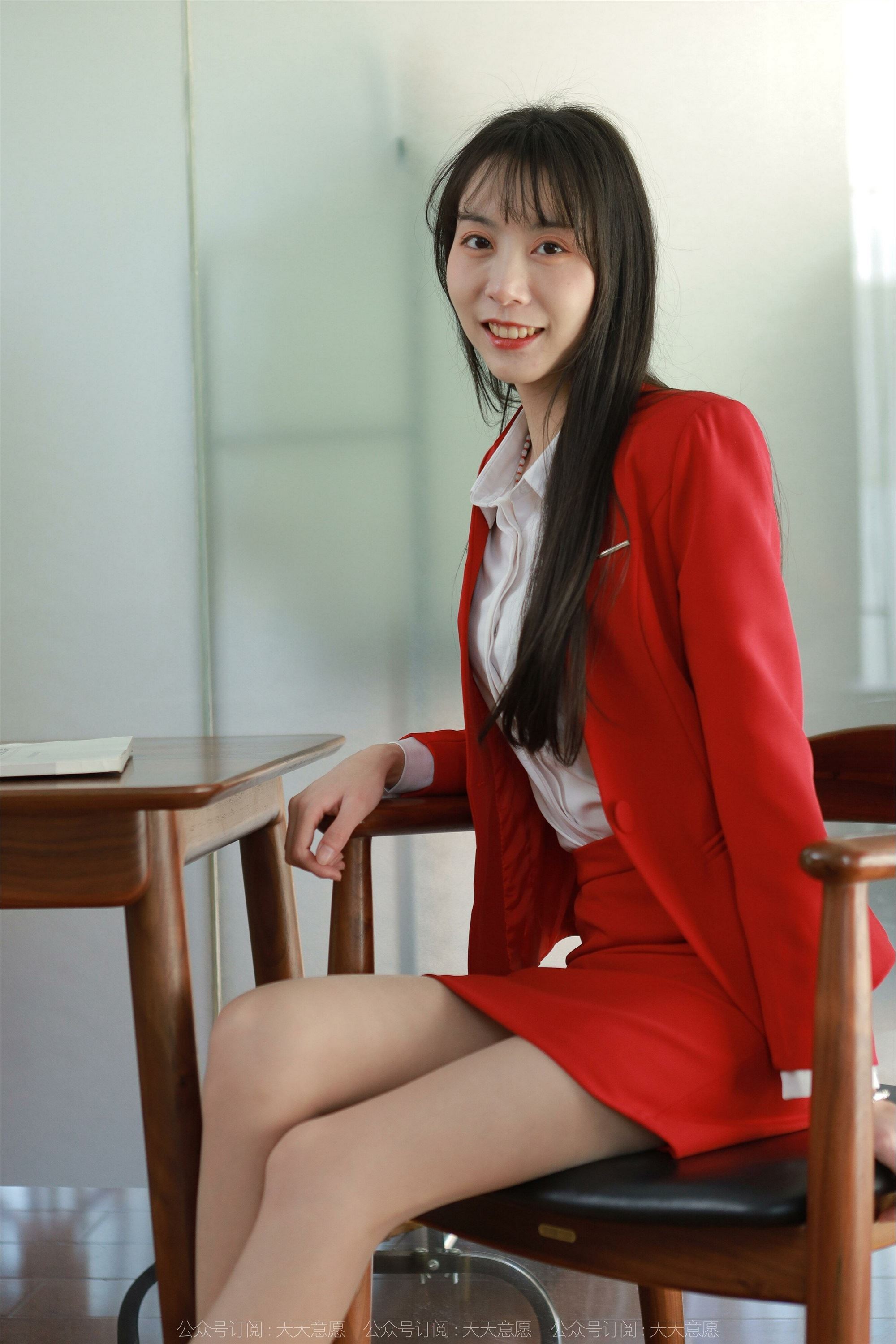 IESS异思趣向  2022.04.17 丝享家 1062：团团《红裙长腿OL》